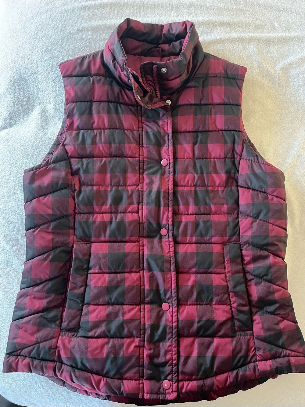 GAP Quilted Plaid Puffer Vest in Berry and Black